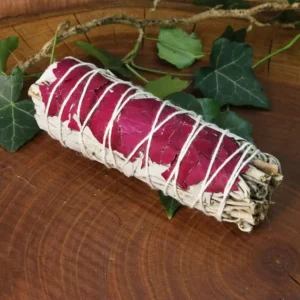 Bâton de sauge et pétales de rose