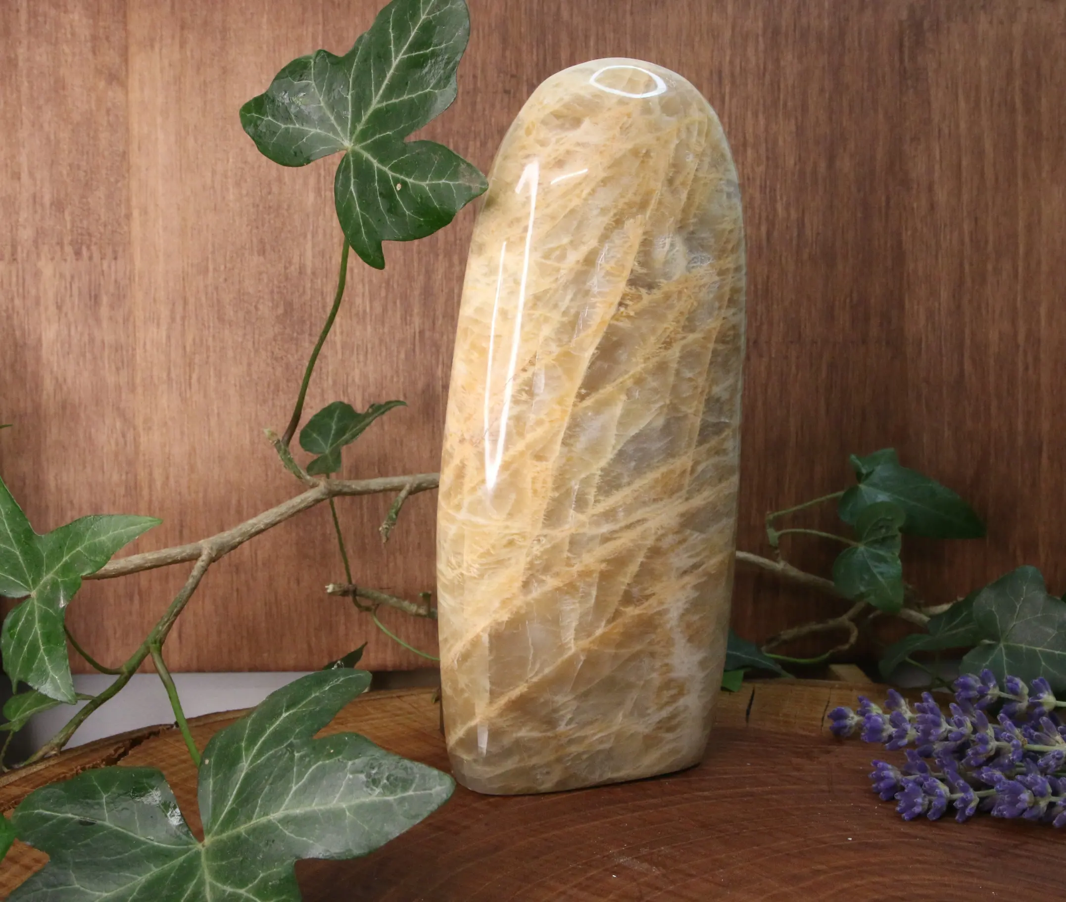 pierre de lune forme libre beige sur bois