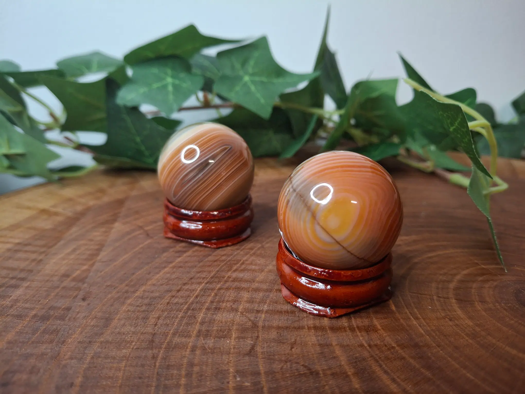 sphère cornaline sur socle en bois