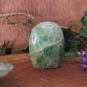 fluorite forme libre sur bois