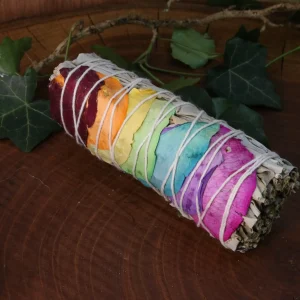 bâton de fumigation sauge 7 chakras sur bois
