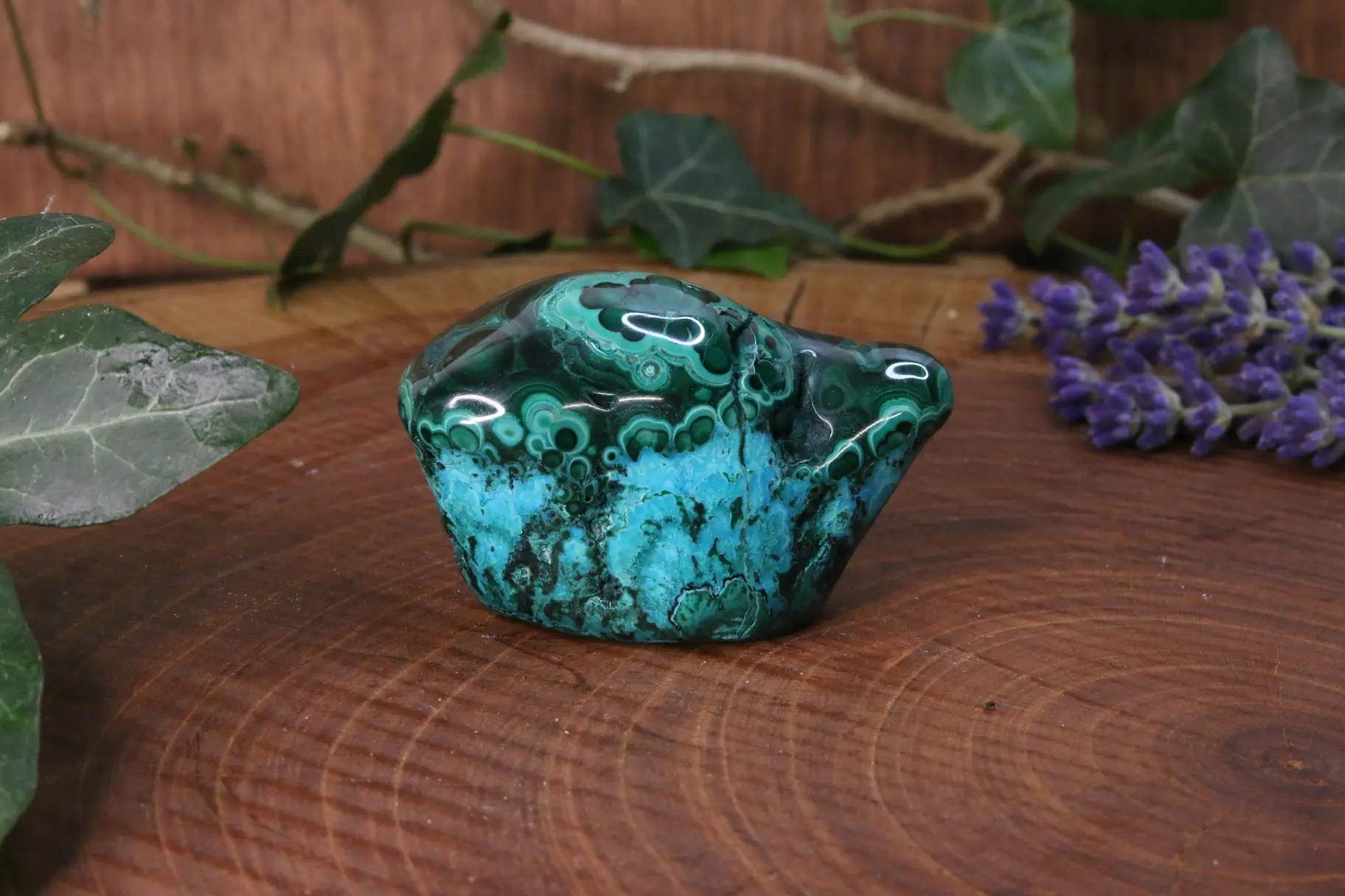 malachite sur bois forme libre poli