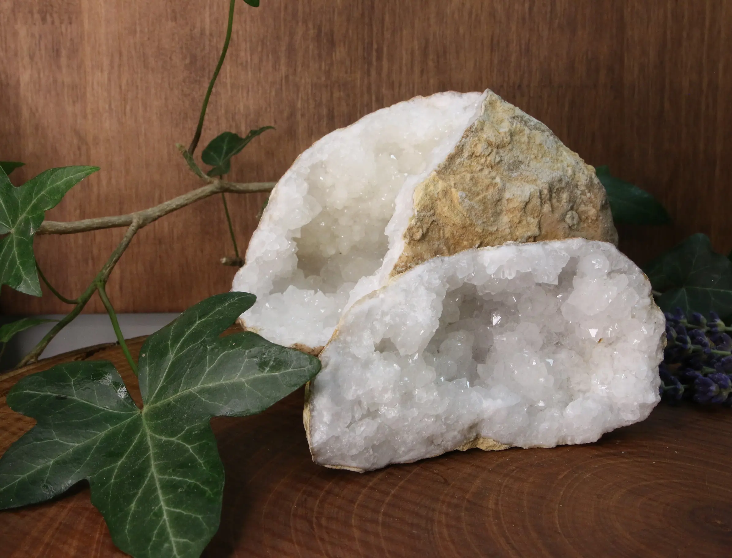 cristal de roche géode posé sur du bois