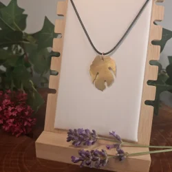 collier monstera feuille