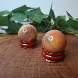 sphère cornaline sur socle en bois