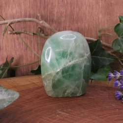 fluorite forme libre sur bois