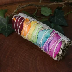 bâton de fumigation sauge 7 chakras sur bois