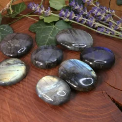 galet labradorite sur bois