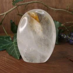 cristal de roche sur socle en bois