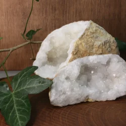 cristal de roche géode posé sur du bois